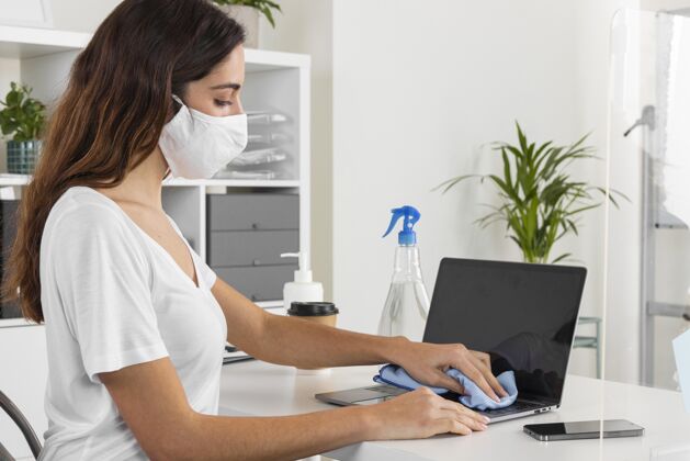 冠状病毒中枪女人消毒笔记本电脑口罩危险面罩