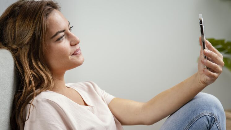 侧视图女人用手机在线流技术流