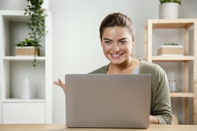笑脸在笔记本电脑上工作的女人女人在线流技术