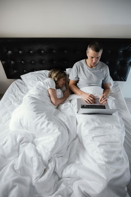 女人丈夫在妻子睡觉时使用笔记本电脑上瘾房子小玩意