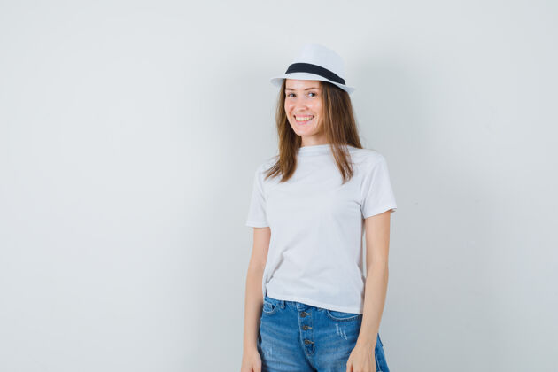 欢呼穿着白色t恤 短裤 帽子的年轻女子 看上去很讨人喜欢年轻可爱积极
