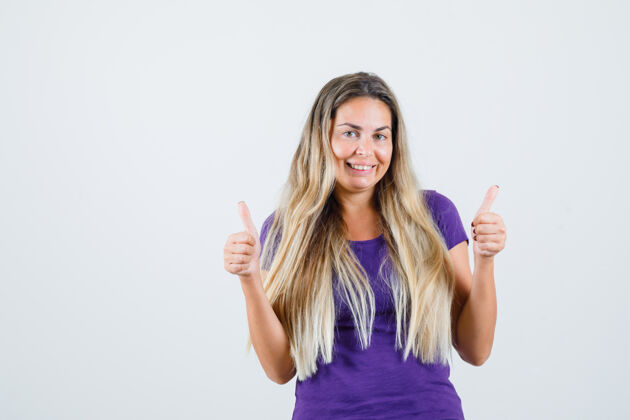 美丽年轻女性穿着紫色t恤向上竖起大拇指 看上去很乐观 正面视图人专业成人
