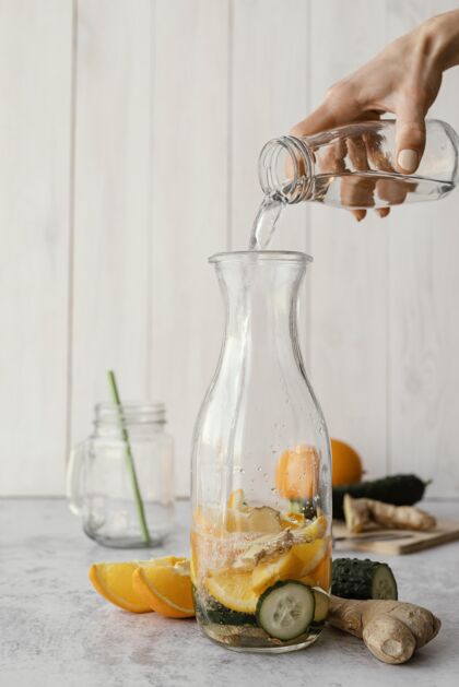 饮料把水倒进瓶子里特写手柑橘
