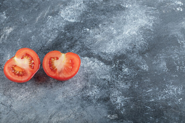 宏半切新鲜有机番茄 灰色背景高品质照片单一番茄原料