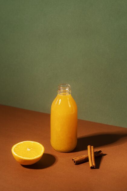 果汁高角度的橙汁瓶安排瓶子柑橘