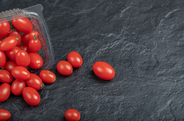 樱桃健康的小红色番茄 黑色背景高品质照片多汁小新鲜