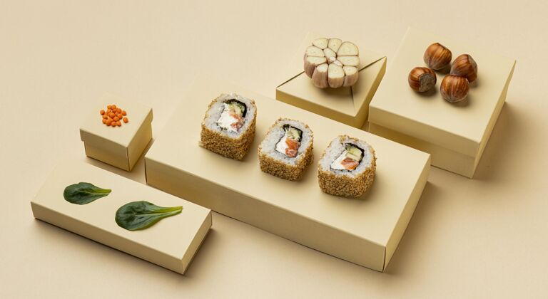 烹饪灵活的饮食与寿司安排高角度水平美食菜肴