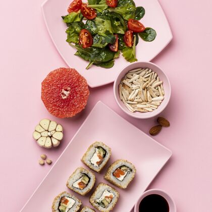 鱼灵活的饮食搭配沙拉和寿司俯视图美味饮食