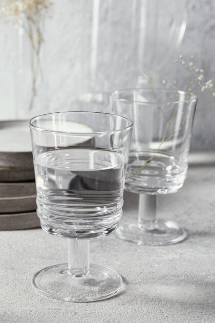 水桌上有水的玻璃杯饮料杯子一杯水