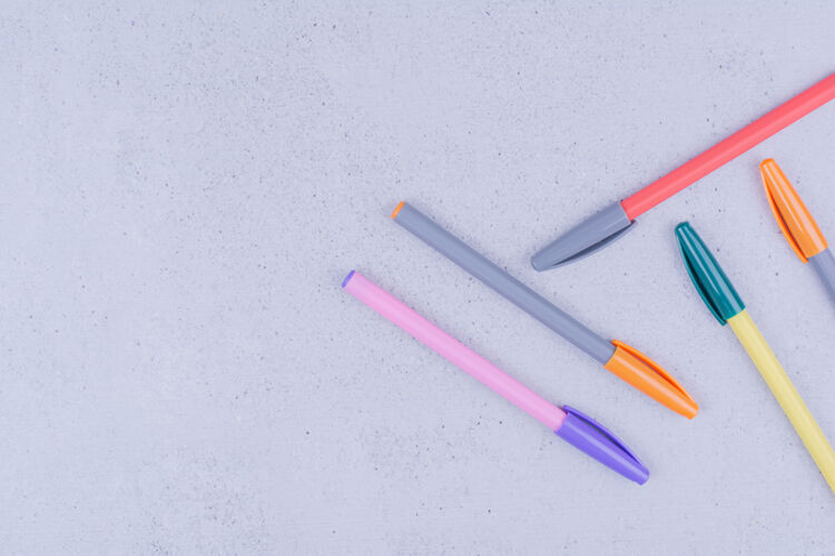 学校用于曼荼罗着色或制作的多色线性铅笔工作学习简约
