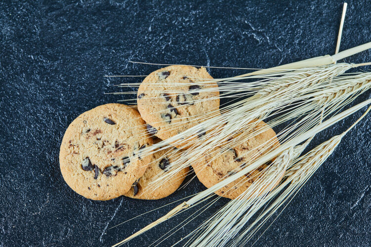 五颜六色巧克力片饼干放在大理石表面 上面有麦穗食品形状脆