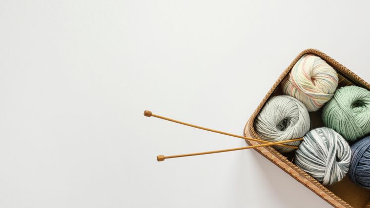编织者编织针和毛线在篮子里针织针羊毛材料
