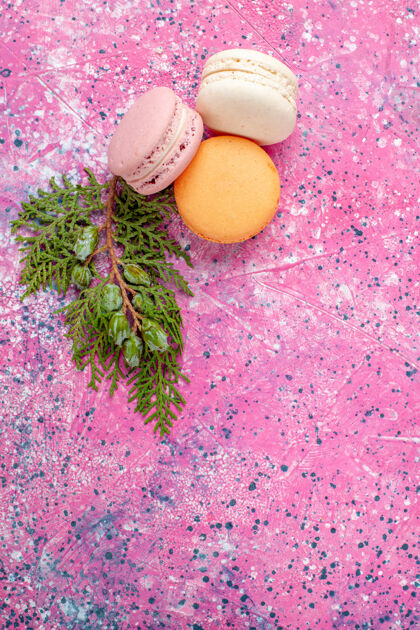 蛋糕俯瞰法国马卡龙美味的小蛋糕在粉红色的表面美味鸡蛋麦卡龙