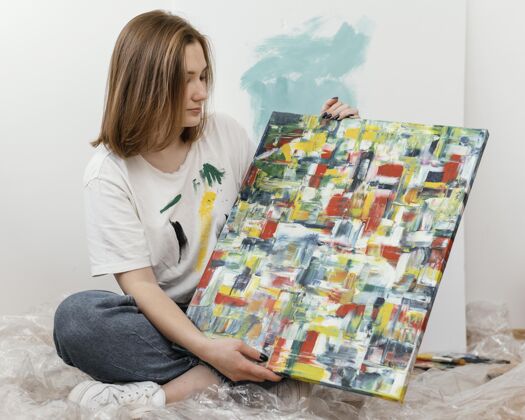 创意年轻女子在展示她的画放松油漆亚克力