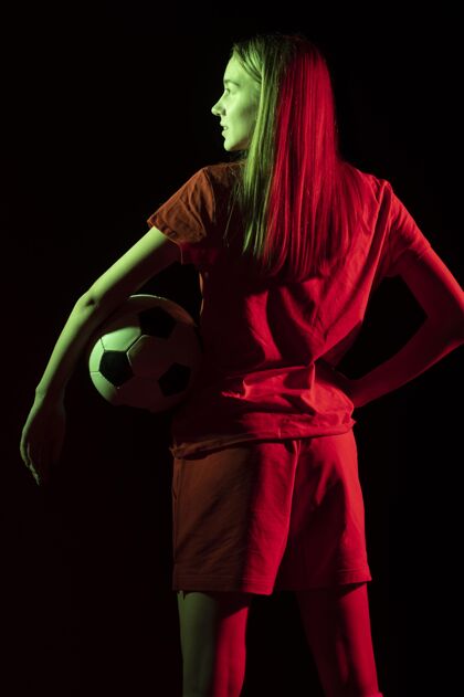 足球后视图拿着足球的女人女子女子年轻