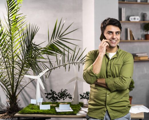 项目笑脸人在环保风电项目布局旁打电话的正面图风力涡轮机发明家环保