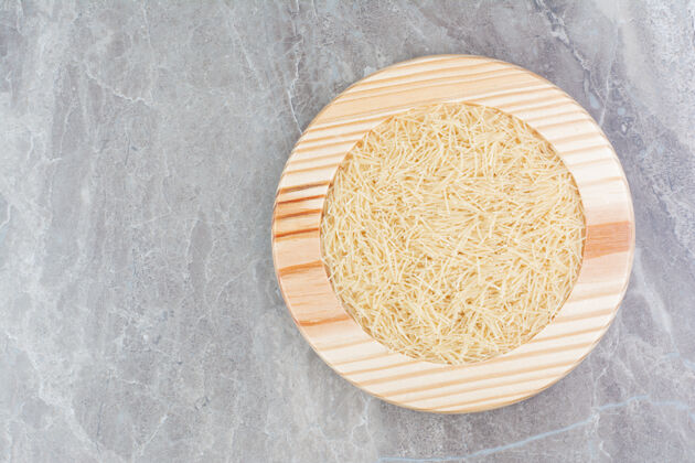 传统圆木盘里的米饭美味健康膳食