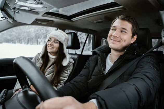 汽车一对幸福的夫妇一起在车里 而在公路旅行冒险冬天冒险