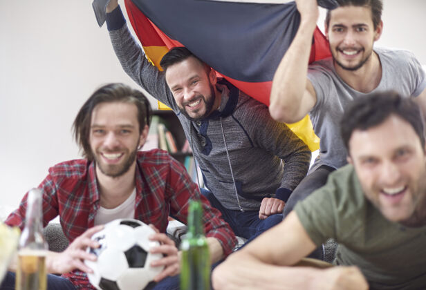 友谊我们确信德国队会赢得这个冠军喝酒德国国旗看电视