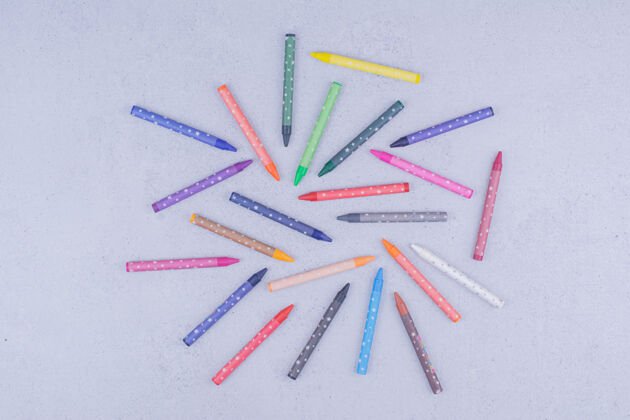 工艺几何构图的彩色蜡笔或铅笔简约素描工作