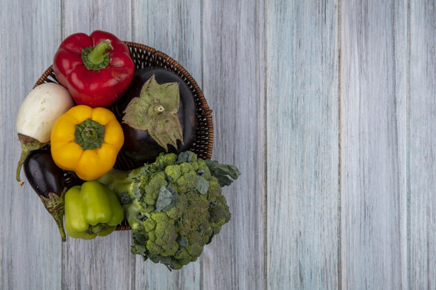 茄子顶视图的蔬菜 如花椰菜 胡椒和茄子在篮子木制背景与复制空间顶部副本营养