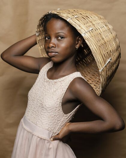草篮头上顶着草篮的小姑娘孩子非洲肖像