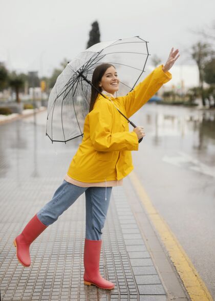 表情带伞的女人站在雨中侧视成人发型人类