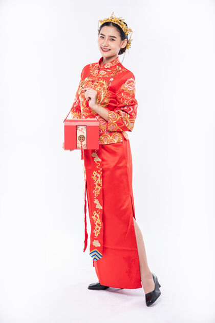 欢呼红包是非常美丽的幸运儿谁得到公司在中国新年奖中国新年庆祝女孩