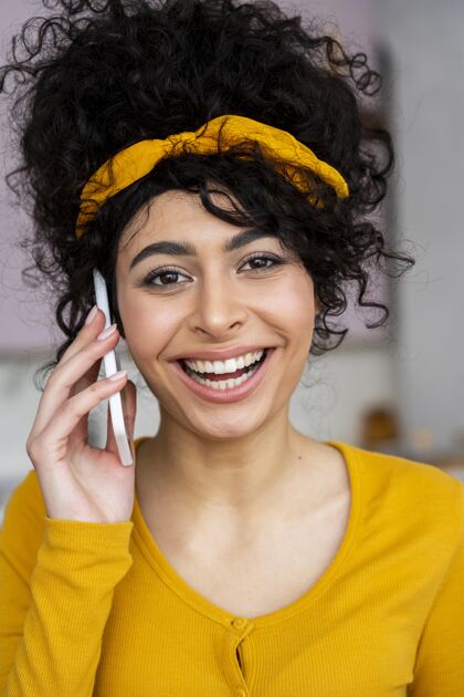 庆祝幸福女人在电话里微笑和交谈的前视图积极欢呼积极