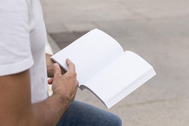 户外特写街头男人读书街道阅读男性