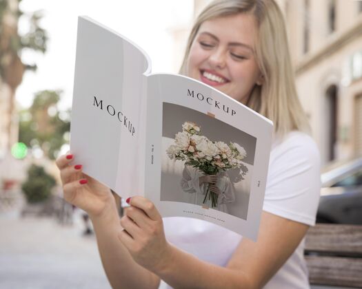 实体模型女人在街上看书女人书籍实体模型街道