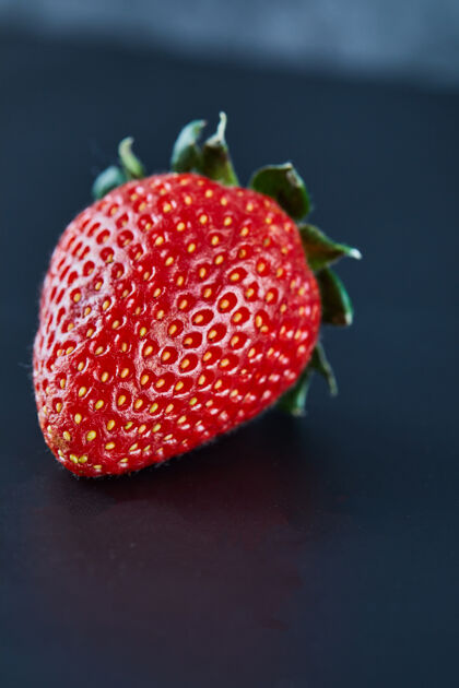 食物新鲜的红色草莓在黑暗的表面特写生的有机甜