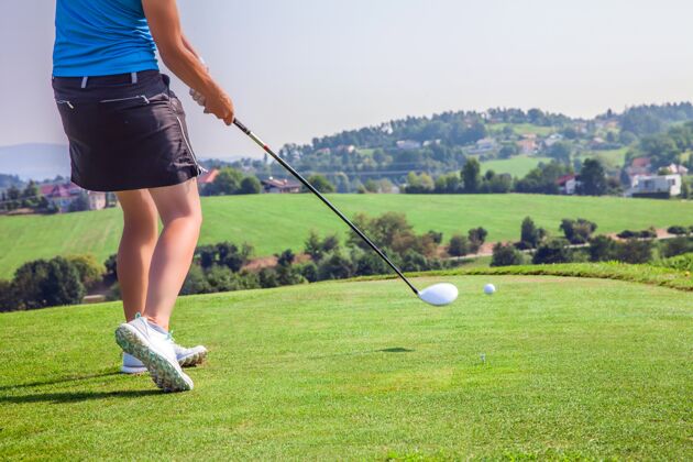 阳光在斯洛文尼亚zlatigric高尔夫球场打球的职业女性高尔夫球手职业娱乐球