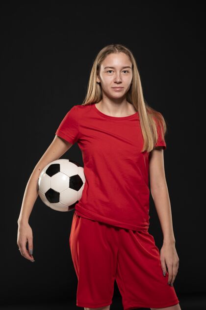 持球拿着足球的女人足球运动员运动足球制服