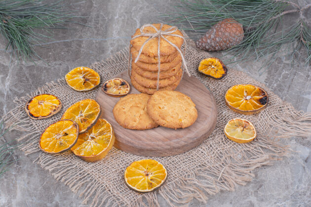 饼干饼干用线绑在木板上 上面放着干橘子片精致脂肪地壳
