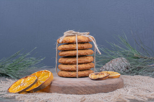 甜点饼干用线绑在木板上 上面放着干橘子片烹饪极简餐厅
