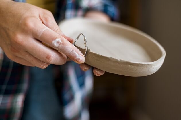 工匠在陶器作坊工作的女人手工陶瓷手工