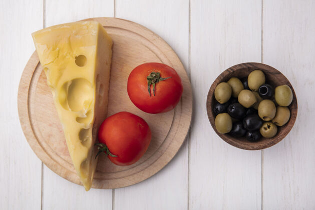 观点俯瞰玛斯丹奶酪与西红柿在一个立场上与橄榄在白色的背景马斯丹顶部橄榄