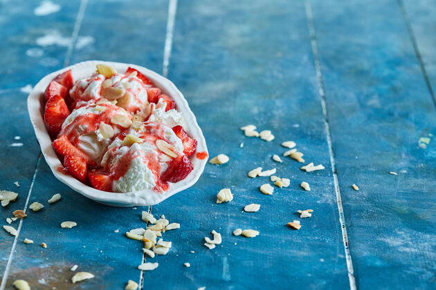 喷雾草莓香草冰淇淋 在白色盘子里撒上一点风味奶油奶油