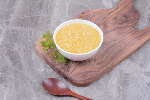 美味黄豆汤放在白板上的木板上新鲜传统产品