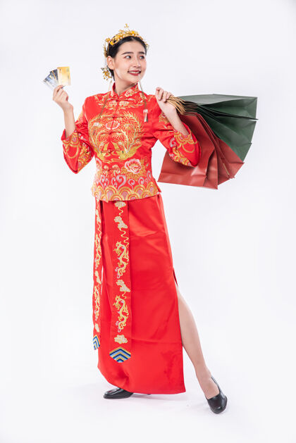 购买穿旗袍套装的女人在过年时用信用卡可以得到很多东西微笑成人中国民族