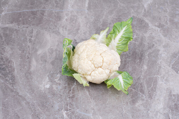 产品白色花椰菜孤立在灰色大理石表面新鲜素食植物