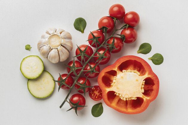 水平西红柿 大蒜和甜椒的俯视图农产品烹饪健康
