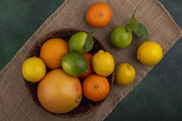 米色在米色餐巾纸上的篮子里放着葡萄柚 柠檬和酸橙餐巾景观篮子