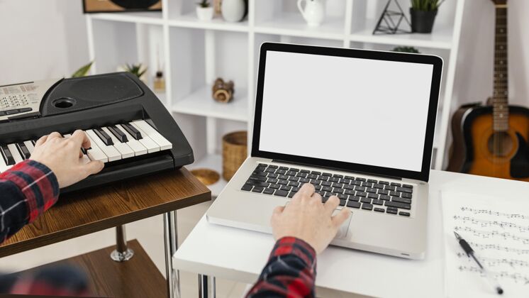 室内在笔记本电脑上近距离手工打字乐器数码钢琴播放器