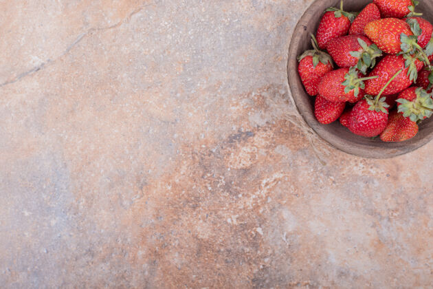 大理石乡村木碗里的红草莓甜味清淡美味