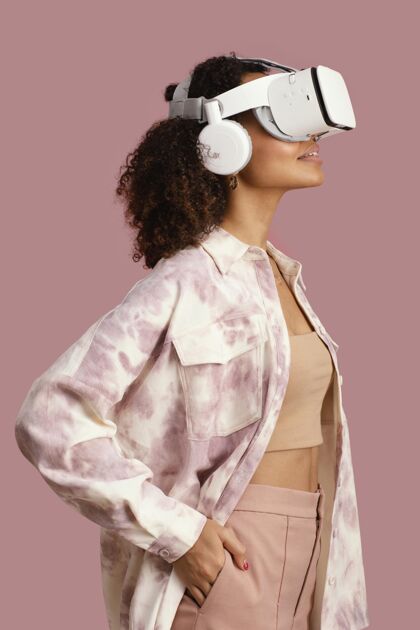黑人带虚拟现实耳机的笑脸女人侧视图肖像虚拟现实耳机种族