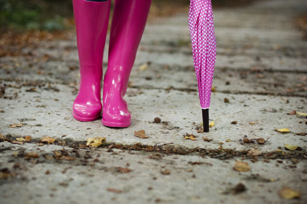 风衣带伞穿胶靴的女人站靴子雨衣