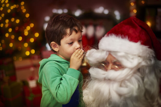 幼儿为圣克劳斯低语隐藏的梦想圣诞老人圣诞灯扶手椅