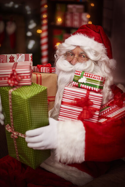 携带所有这些礼物都是给孩子们的手套圣诞装饰品圣诞装饰